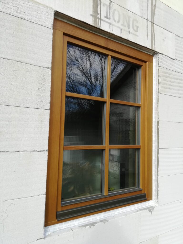 Dřevěné eurookno Economy Gold 68 v rodinném domě